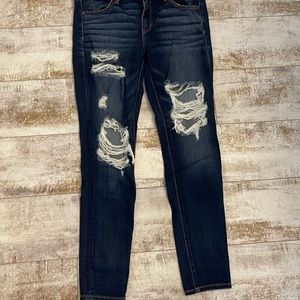 Skinny/straight leg American Eagle dark rip jeans!